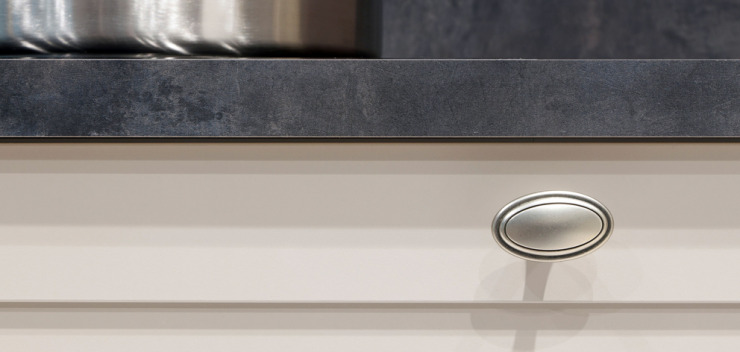 Ob Haken, Reling oder Knauf: So geht der Küchenschrank viel schöner auf